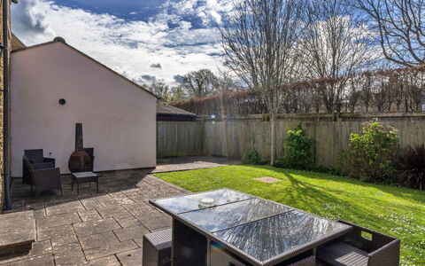 Hollies Cottage, Elm (4 Bed): Tuin, Backyard, Werf, Schaduw, Landscaping, Landgoed, Gazon, Flagstone, Binnenplaats, Buitenmeubels