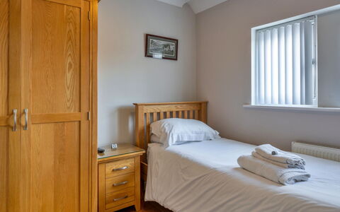 Hollies Cottage, Elm (4 Bed): Bed, Meubilair, Slaapkamer, Hout, Bedding, Laken, Interieur Ontwerp, Verdieping, Flooring, Kamer