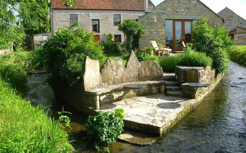 Mill Barn by the Stream: Waterloop, Huis, Struik, Verblijf, Huis, Tuin, Kanaal, Landscaping, Boerderij