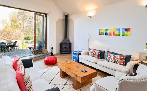 Mill Barn by the Stream: Meubilair, Interieur Ontwerp, Bankstel, Hout, Flooring, Woonkamer, Tafel, Kamer, Plafond, Verdieping