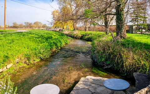 Mill Barn by the Stream: Groen, Water, Zwemwater, Waterloop, Waterweg, Bank, Stroom, Kanaal, Kanaal, Reflectie