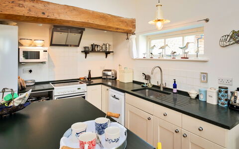 Mill Barn by the Stream: Keuken, Countertop, Toestel Van De Keuken, Meubilair, Interieur Ontwerp, Cabinetry, Major Appliance, Flooring, Hout, Plafond