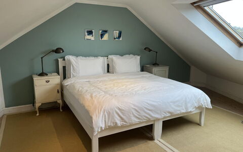 Mill Barn by the Stream: Bed, Meubilair, Slaapkamer, Bedding, Verdieping, Interieur Ontwerp, Laken, Flooring, Hout, Linens
