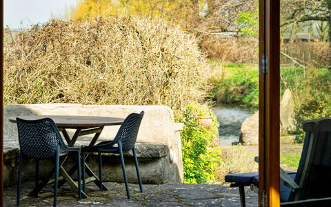 Mill Barn by the Stream: Groen, Meubilair, Blad, Stoel, Tafel, Buitenmeubels, Buitentafel, Zonlicht, Tuin, Takje