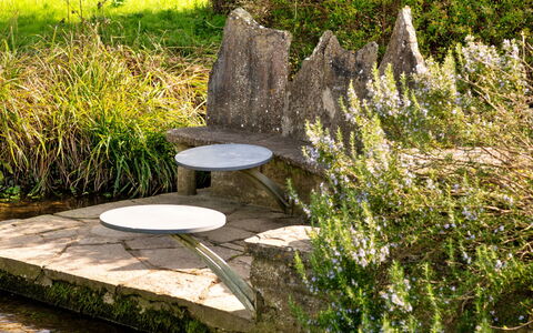 Mill Barn by the Stream: Buitenmeubels, Tuin, Buitentafel, Ontwerp, Serveware, Kruid, Bloempot