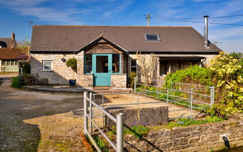 Mill Barn by the Stream: Gebouw, Venster, Huis, Dak, Huis, Verblijf, Deur, Woongebied, Struik