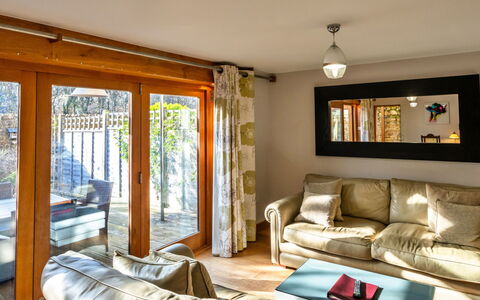 Hollies Cottage, Oak (3 Bed): Meubilair, Interieur Ontwerp, Bankstel, Muur, Hout, Flooring, Verdieping, Plafond, Kamer, Woonkamer