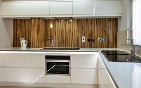 Hollies Cottage, Oak (3 Bed): Keuken, Countertop, Toestel Van De Keuken, Cabinetry, Interieur Ontwerp, Flooring, Hout, Major Appliance, Huis, Meubilair