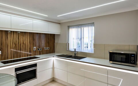 Hollies Cottage, Oak (3 Bed): Keuken, Toestel Van De Keuken, Cabinetry, Countertop, Interieur Ontwerp, Flooring, Hout, Plafond, Lichte Inrichting, Meubilair