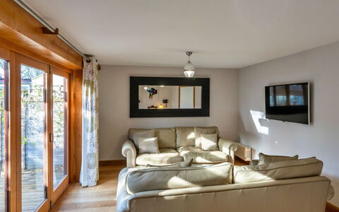 Hollies Cottage, Oak (3 Bed): Meubilair, Interieur Ontwerp, Bankstel, Flooring, Muur, Verdieping, Kamer, Hout, Plafond, Woonkamer