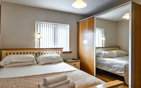 Hollies Cottage, Oak (3 Bed): Bed, Meubilair, Slaapkamer, Interieur Ontwerp, Bedding, Muur, Laken, Hout, Verdieping, Plafond