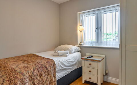 Hollies Cottage, Oak (3 Bed): Bed, Bedding, Slaapkamer, Laken, Meubilair, Muur, Interieur Ontwerp, Hout, Verdieping, Flooring