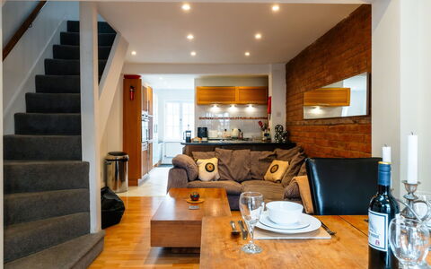 Three Storeys in Newent: Meubilair, Interieur Ontwerp, Flooring, Bankstel, Verdieping, Muur, Hout, Kamer, Plafond, Woonkamer