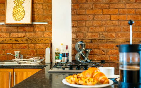 Three Storeys in Newent: Steen, Meubilair, Interieur Ontwerp, Metselwerk, Countertop, Keuken, Beits, Toestel Van De Keuken, Stenen Muur, Hardwood