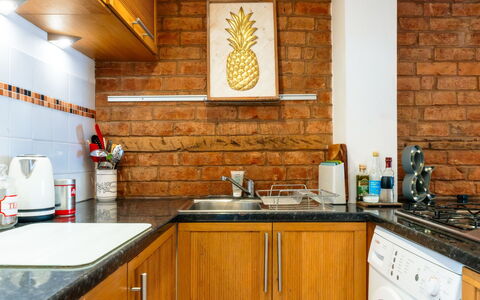 Three Storeys in Newent: Keuken, Toestel Van De Keuken, Major Appliance, Countertop, Hout, Cabinetry, Interieur Ontwerp, Flooring, Huishoudapparatuur, Fornuis