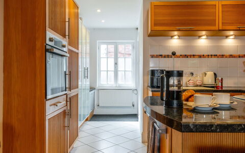 Three Storeys in Newent: Keuken, Countertop, Cabinetry, Toestel Van De Keuken, Interieur Ontwerp, Flooring, Meubilair, Major Appliance, Hout, Verdieping