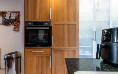 Three Storeys in Newent: Toestel Van De Keuken, Cabinetry, Keuken, Major Appliance, Countertop, Huishoudapparatuur, Hout, Interieur Ontwerp, Flooring, Kast