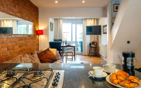 Three Storeys in Newent: Meubilair, Interieur Ontwerp, Flooring, Hout, Major Appliance, Countertop, Keuken, Verdieping, Plafond, Toestel Van De Keuken