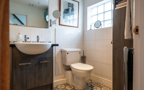 Three Storeys in Newent: Wc Bril, Badkamer, Loodgieterswerkinrichting, Toilet, Flooring, Interieur Ontwerp, Verdieping, Wastafel In De Badkamer, Wastafel, Loodgieter