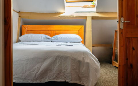 Three Storeys in Newent: Bed, Slaapkamer, Meubilair, Laken, Muur, Bedding, Interieur Ontwerp, Verdieping, Hout, Geel