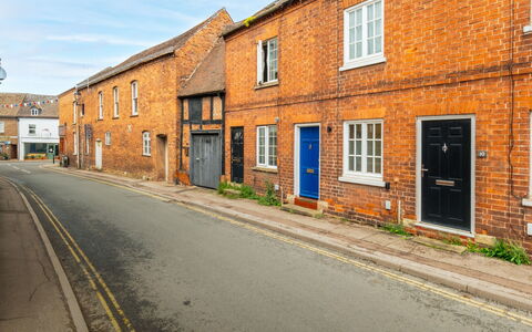 Three Storeys in Newent: Muur, Venster, Gebouw, Weg Oppervlak, Geel, Metselwerk, Weg, Straat, Steen, Buurt