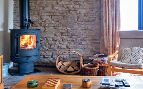 New Lodge Granary: Flooring, Meubilair, Haard, Woonkamer, Houtkachel, Warmte, Beits, Fireplace, Stenen Muur