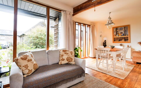 New Lodge Granary: Meubilair, Interieur Ontwerp, Bankstel, Flooring, Muur, Verdieping, Hout, Kamer, Woonkamer, Plafond