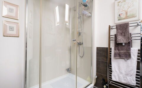 New Lodge Granary: Badkamer, Loodgieterswerkinrichting, Interieur Ontwerp, Loodgieter, Douche, Verdieping, Kraan, Deur Van De Douche, Wastafel, Spiegel