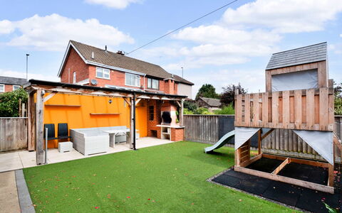 Elizabeth House: Land Lot, Tuin, Backyard, Gazon, Kunstgras, Werf, Schaduw, Landscaping, Binnenplaats, Park