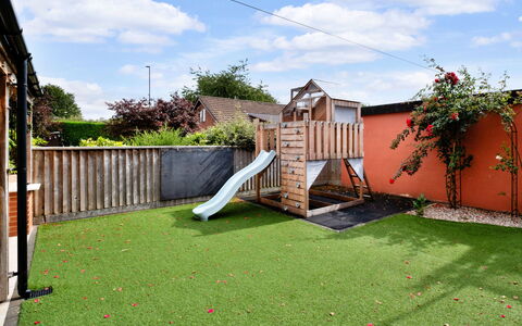 Elizabeth House: Gras, Tuin, Backyard, Gazon, Werf, Landscaping, Dia Van De Speelplaats, Kunstgras, Speeltoestel, Binnenplaats