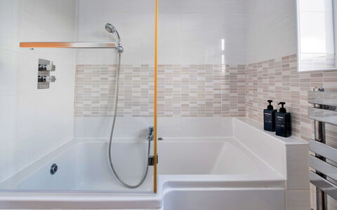 Elizabeth House: Badkamer, Loodgieterswerkinrichting, Bad, Flooring, Interieur Ontwerp, Verdieping, Kraan, Loodgieter, Douche, Douchekop
