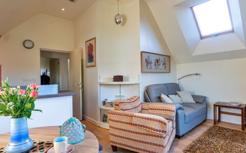 Canal Central: Meubilair, Interieur Ontwerp, Flooring, Verdieping, Hout, Plafond, Kamer, Bankstel, Tafel, Woonkamer