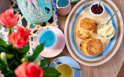 Canal Central: Voedsel, Tableware, Kop, Koffiekop, Serveware, Drinkware, Dishware, Theekopje, Schotel, Bord