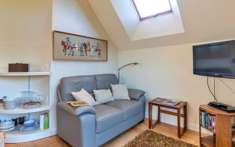 Canal Central: Meubilair, Interieur Ontwerp, Flooring, Bankstel, Hout, Verdieping, Kamer, Plafond, Woonkamer, Verlichting