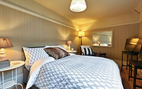 St Germain'S Annexe: Bed, Interieur Ontwerp, Meubilair, Slaapkamer, Bedding, Laken, Linens, Verdieping, Plafond, Hout