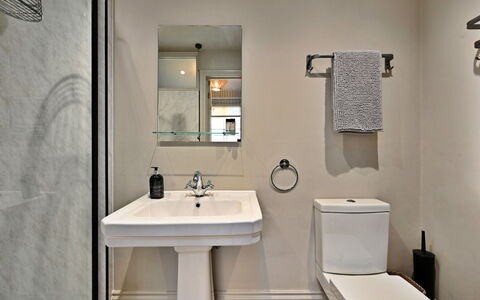 St Germain'S Annexe: Badkamer, Loodgieterswerkinrichting, Muur, Interieur Ontwerp, Flooring, Wc Bril, Wastafel, Verdieping, Toilet, Wastafel In De Badkamer