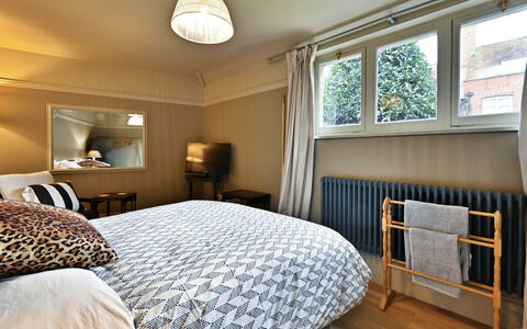 St Germain'S Annexe: Bed, Meubilair, Bedding, Interieur Ontwerp, Slaapkamer, Laken, Muur, Verdieping, Flooring, Linens