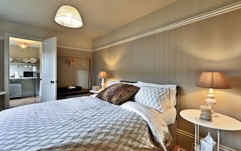 St Germain'S Annexe: Bed, Interieur Ontwerp, Slaapkamer, Bedding, Laken, Meubilair, Plafond, Hout, Linens, Flooring