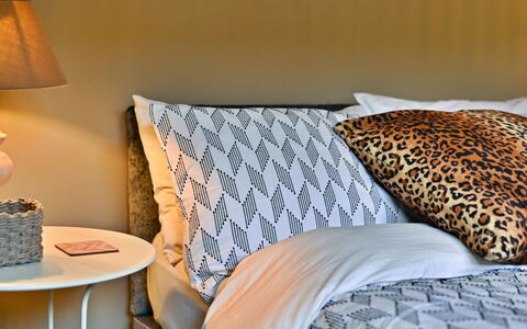 St Germain'S Annexe: Meubilair, Slaapkamer, Bed, Kussen, Bedding, Interieur Ontwerp, Linens, Laken, Kussen Gooien, Geel