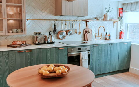 Tenterden 602: Keuken, Hout, Cabinetry, Interieur Ontwerp, Countertop, Flooring, Meubilair, Tableware, Toestel Van De Keuken