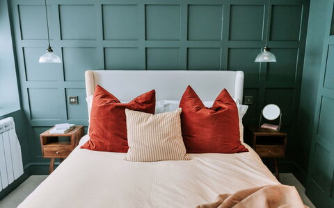 Tenterden 602: Meubilair, Bed, Slaapkamer, Interieur Ontwerp, Bedding, Hout, Laken, Flooring, Linens, Kussen Gooien
