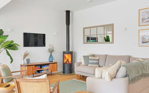 Firethorn: Meubilair, Flooring, Interieur Ontwerp, Bankstel, Hout, Woonkamer, Verdieping, Verlichting, Kamer, Plafond