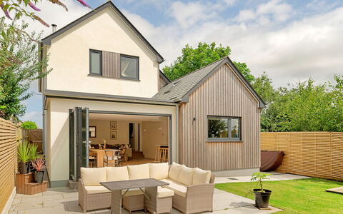 Firethorn: Huis, Huis, Dak, Deur, Verblijf, Landgoed, Veranda, Siding, Boerderij, Tuin