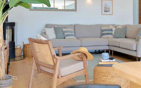 Firethorn: Meubilair, Hout, Interieur Ontwerp, Bankstel, Woonkamer, Flooring, Verdieping, Huis, Comfort, Kussen Gooien