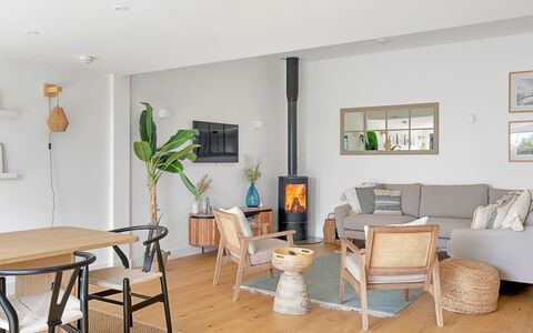 Firethorn: Meubilair, Interieur Ontwerp, Flooring, Hout, Verdieping, Woonkamer, Stoel, Tafel, Bankstel, Houten Vloer