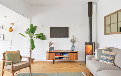 Firethorn: Meubilair, Interieur Ontwerp, Flooring, Muur, Hout, Woonkamer, Verdieping, Huis, Verlichting, Kamer
