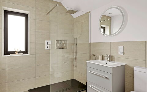 Firethorn: Flooring, Badkamer, Verdieping, Muur, Interieur Ontwerp, Loodgieterswerkinrichting, Wastafel In De Badkamer, Badkamerkast, Wastafel, Toilet