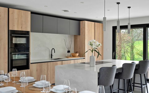 Orchard Rise: Meubilair, Keuken, Countertop, Interieur Ontwerp, Flooring, Hout, Cabinetry, Verdieping, Lichte Inrichting, Keuken En Eettafel