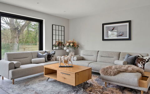 Orchard Rise: Meubilair, Bankstel, Flooring, Interieur Ontwerp, Woonkamer, Verdieping, Tafel, Kussen Gooien, Houten Vloer