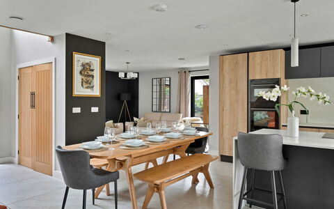 Orchard Rise: Meubilair, Interieur Ontwerp, Flooring, Stoel, Eetkamer, Tafel, Keuken En Eettafel, Verdieping, Hout, Kamer